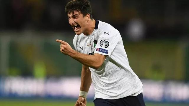 孙颖莎王楚钦赛前训练气氛轻松，大头仰头大笑，大笑引发全场欢笑